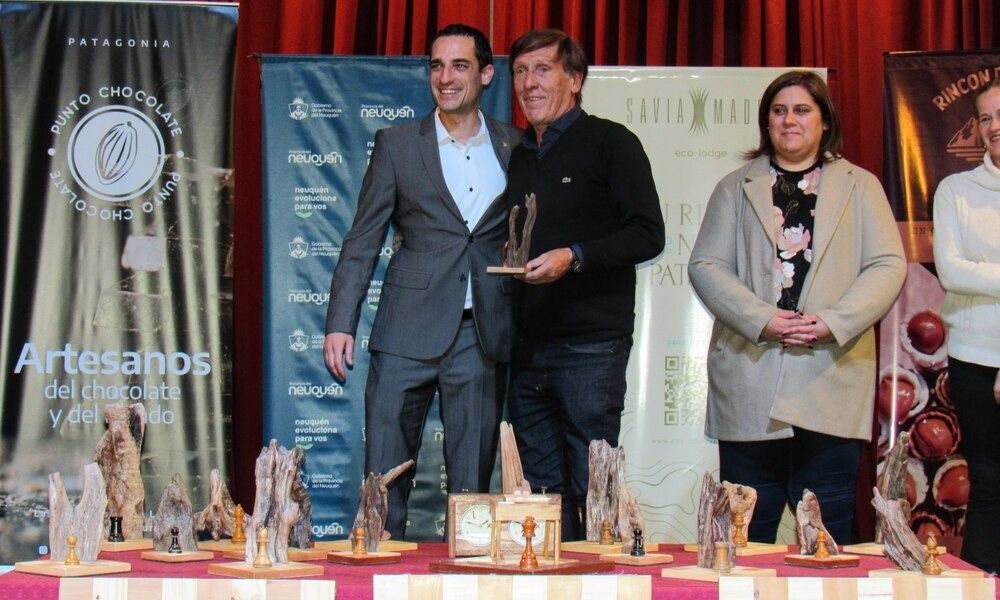 Entrega de premio ajedrez al ganador